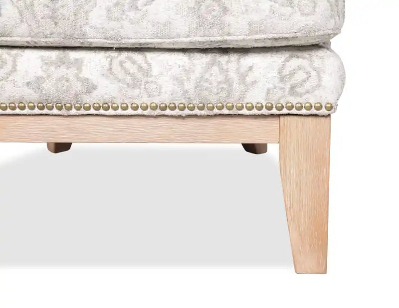 30 Fauteuil d'appoint en similicuir suédé avec base en bois et garniture cloutée - Walks Dove Grey
