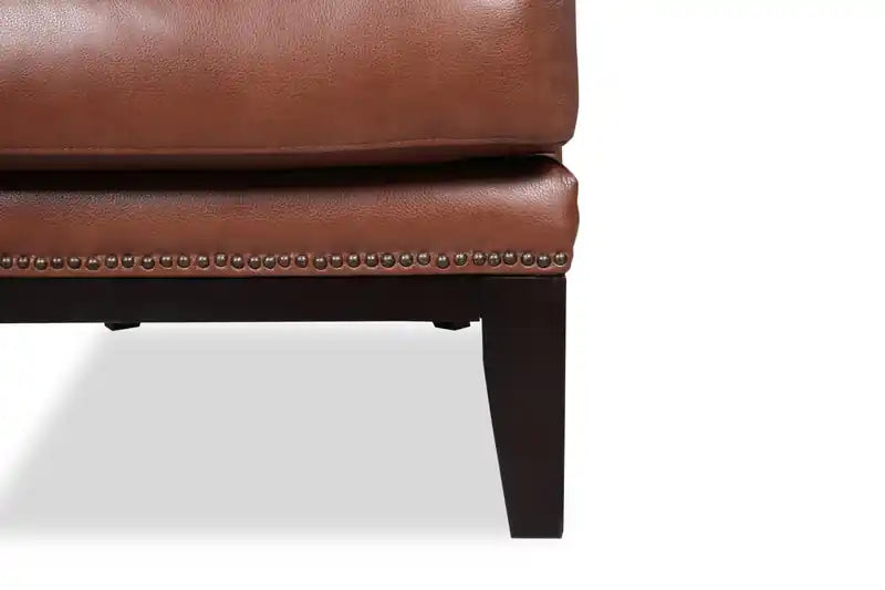 30 Fauteuil d'appoint en similicuir suédé avec base en bois et garniture cloutée - Walks Dove Grey